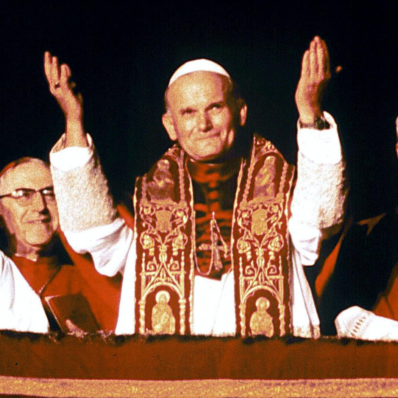 22 ottobre 1978, Papa Giovanni Paolo II saluta la folla radunatasi in piazza San Pietro dopo la proclamazione al pontificato