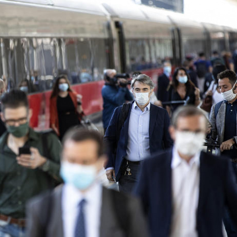 Persone con la mascherina alla Stazione Termini a Roma