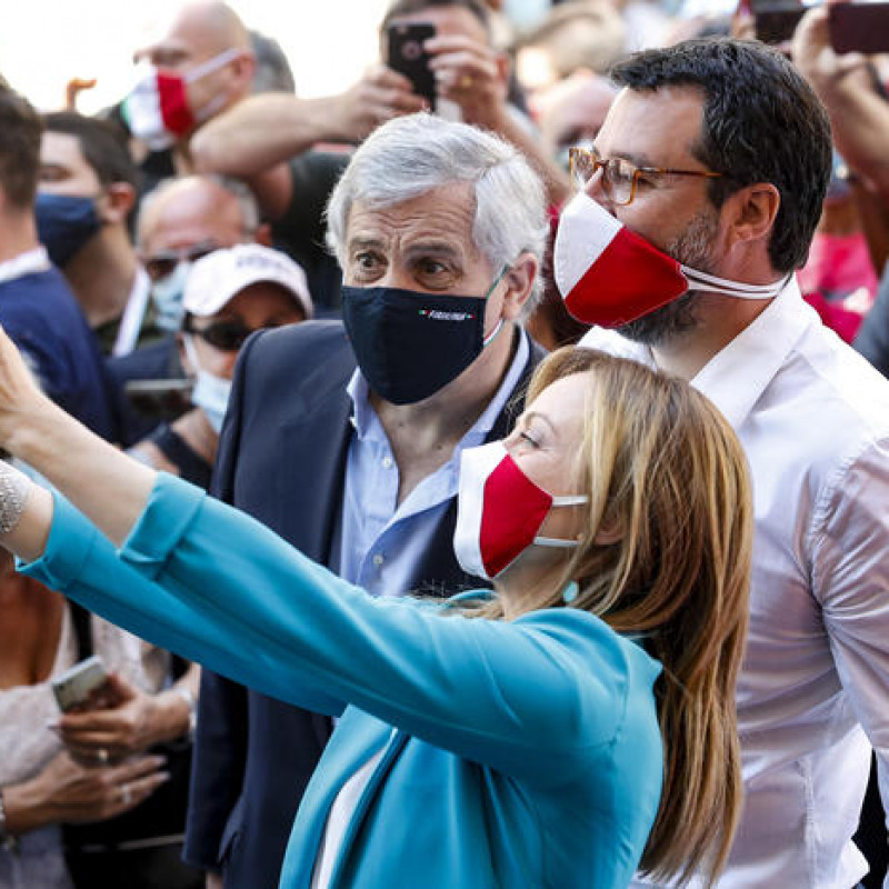 Il presidente di "Fratelli d'Italia", Giorgia Meloni, scatta un selfie con Antonio Tajani e Matteo Salvini