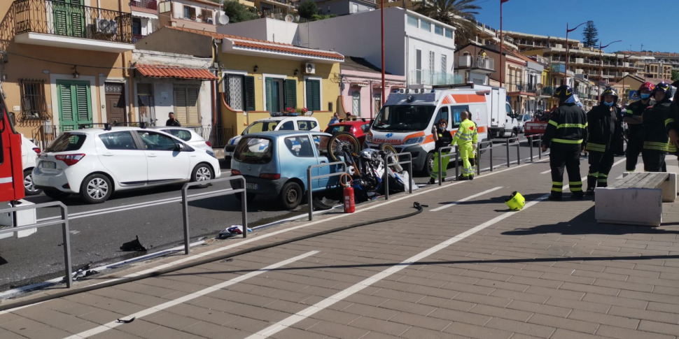 Incidente a Messina, una donna muore nello scontro tra la sua moto e un ...