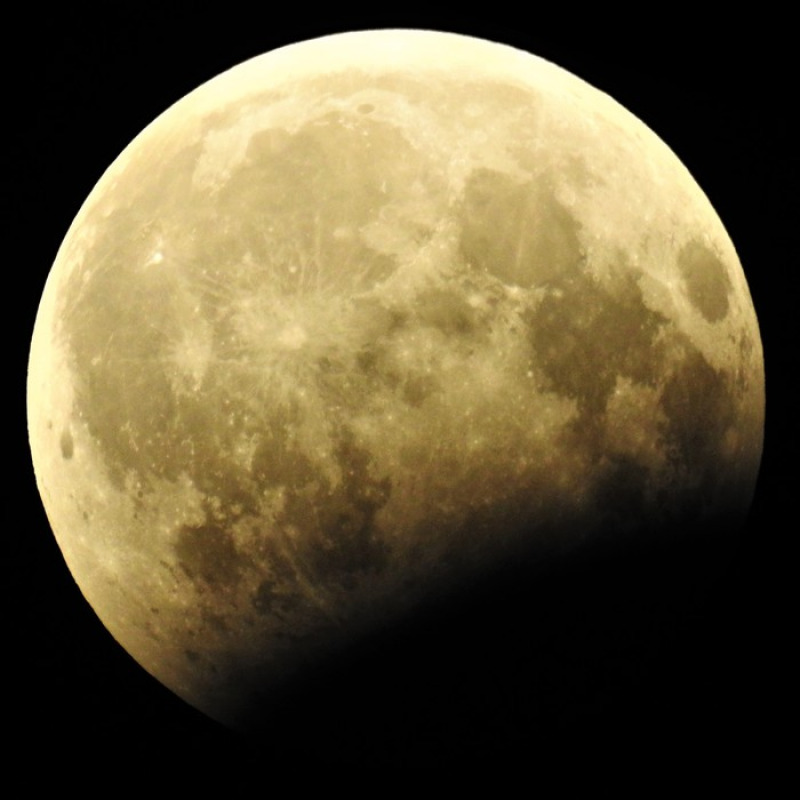 Un'eclissi parziale di Luna (fonte: Irvin calicut/Wikipedia)