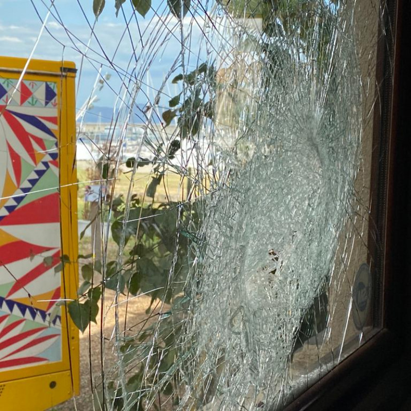 Le vetrate distrutte al ristorante dello chef Natale Giunta a Palermo