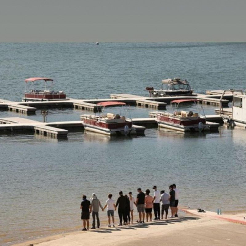 Il cast di Glee riunito sul lago dove è morta Naya Rivera