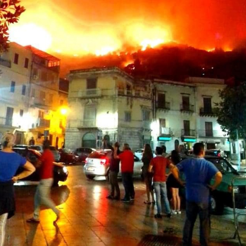 Altofonte circondata dalla fiamme, i cittadini terrorizzati in piazza