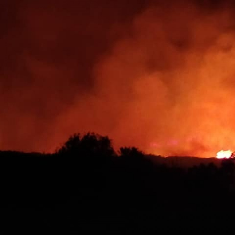 Incendio a Lipari, foto di notiziarioeolie.it