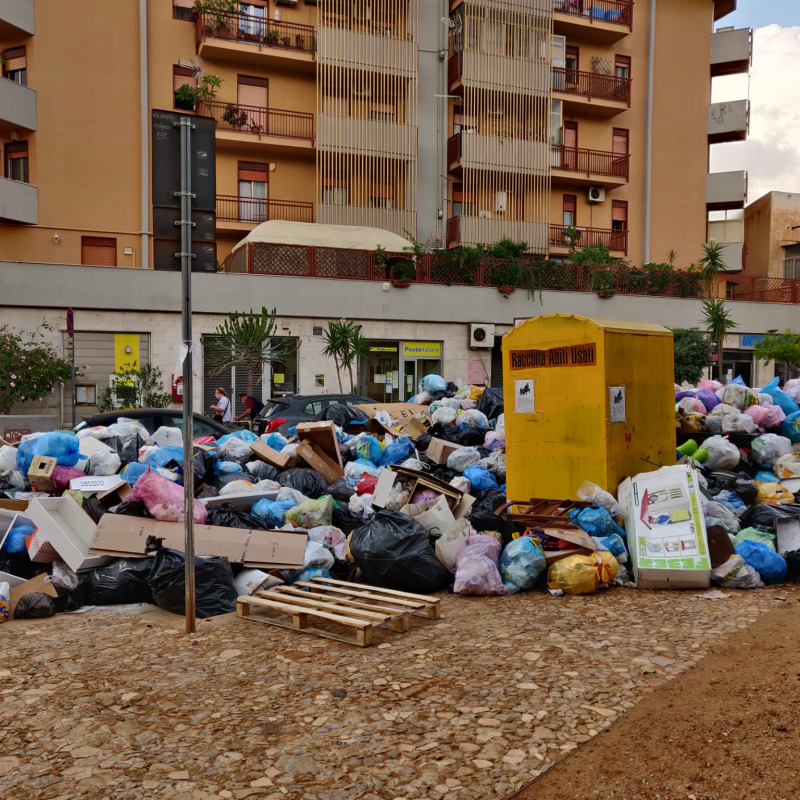 Cumuli di rifiuti al quartiere San Lorenzo di Palermo