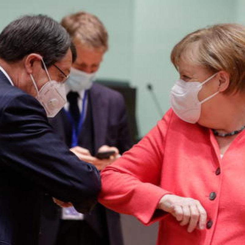 Il saluto col gomito di Angela Merkel e Antonio Costa