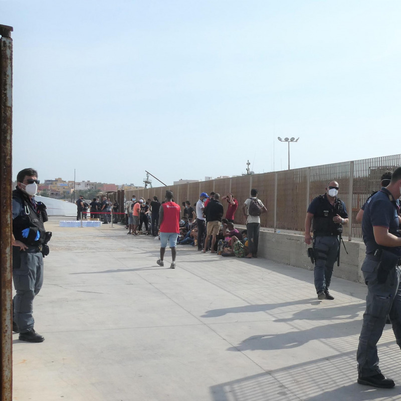 150 migranti sul molo a Lampedusa