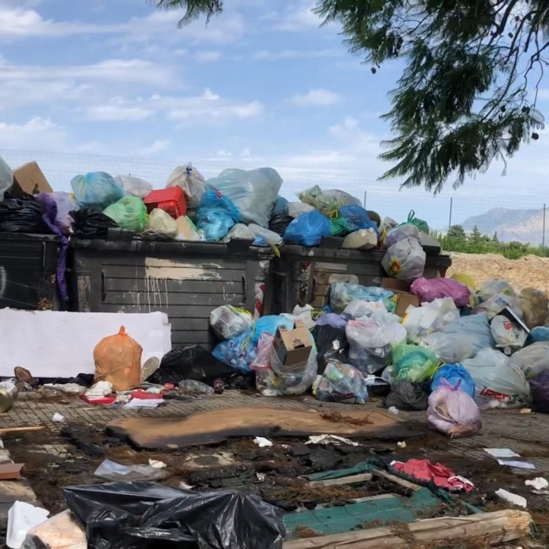 Cumuli di rifiuti in via Villagrazia a Palermo