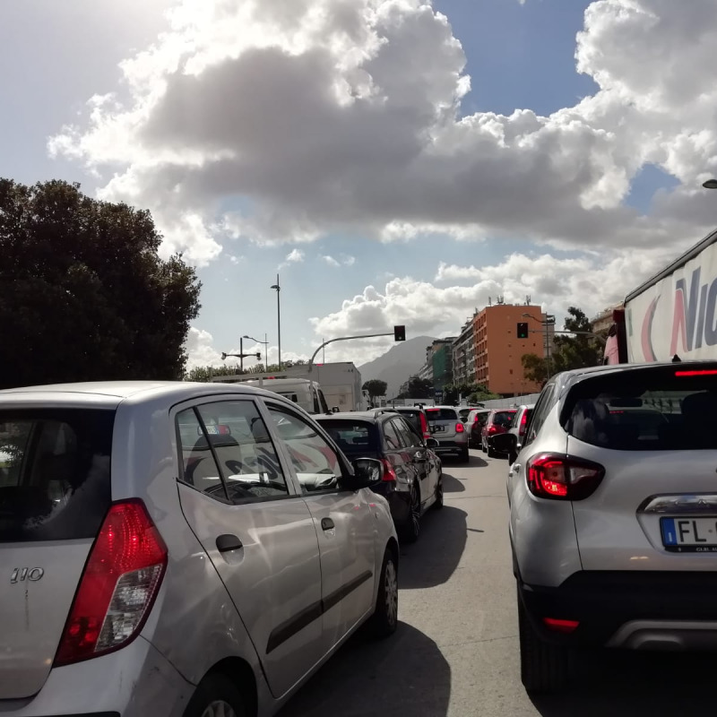 Traffico in via Crispi, a Palermo
