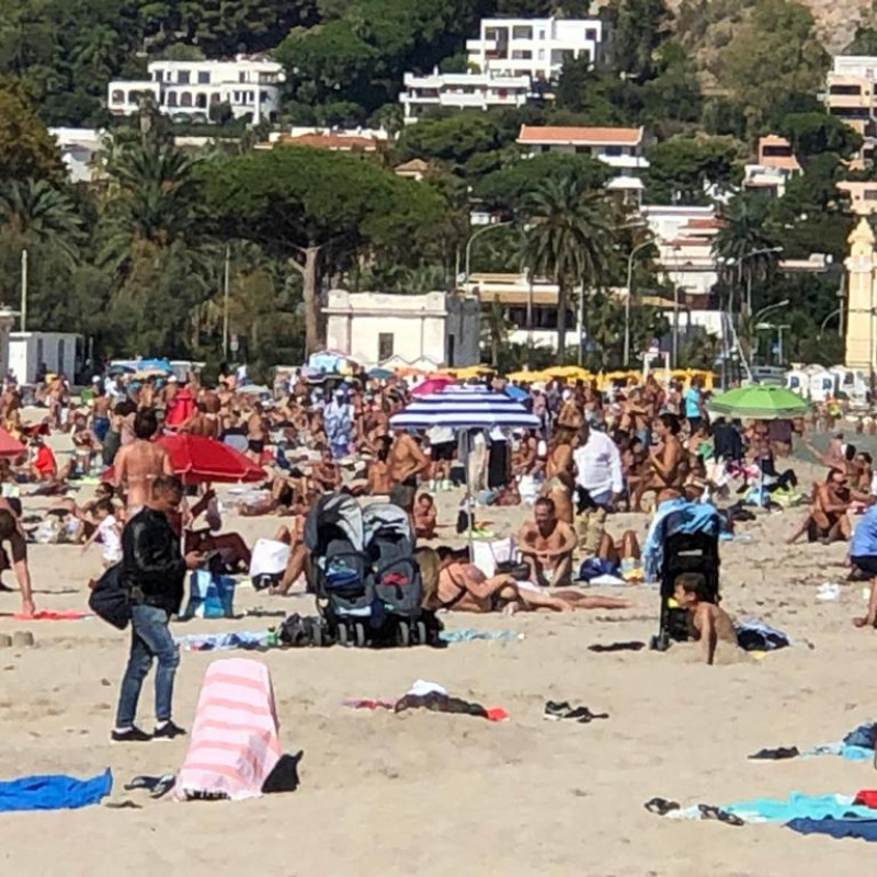 Tante persone sulla spiaggia di Mondello durante la scorsa estate