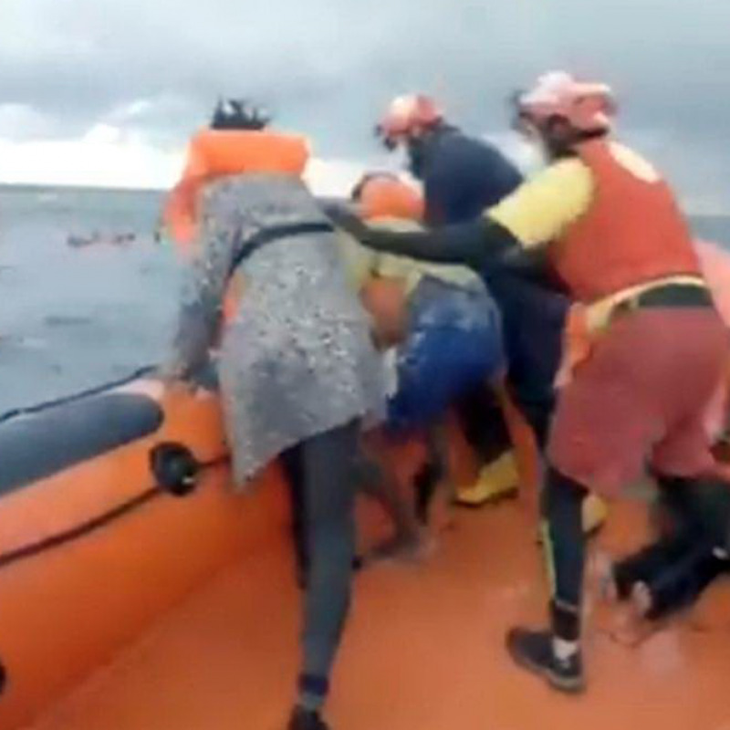 Un'immagine dei migranti soccorsi dal naufragio al largo della Libia