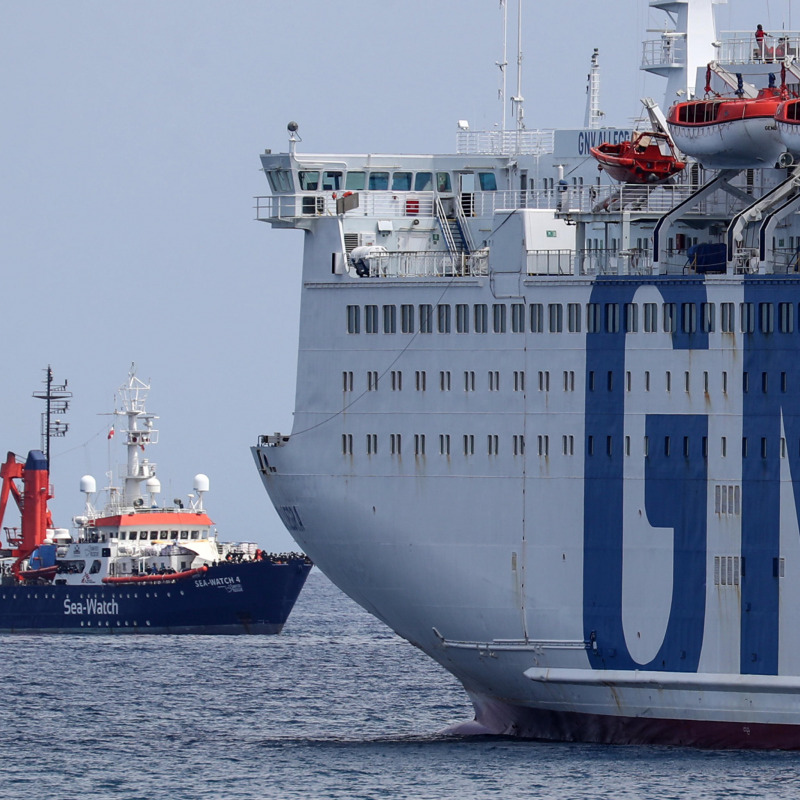 Il trasbordo dei 353 migranti dalla Sea Watch 4 sulla nave quarantena GNV Allegra al largo del porto di Palermo, 2 settembre 2020. ANSA / IGOR PETYX