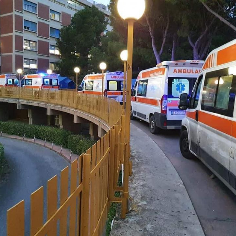 Ambulanze al pronto soccorso di Partinico, una delle foto che nei mesi scorsi ha fatto il giro del web