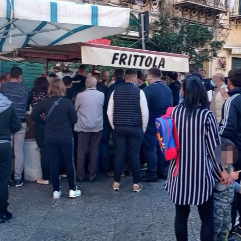 Gente per strada ieri a Palermo