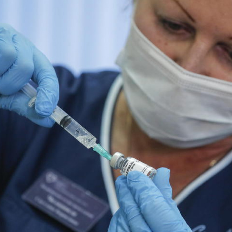 Una dottoressa prepara un vaccino