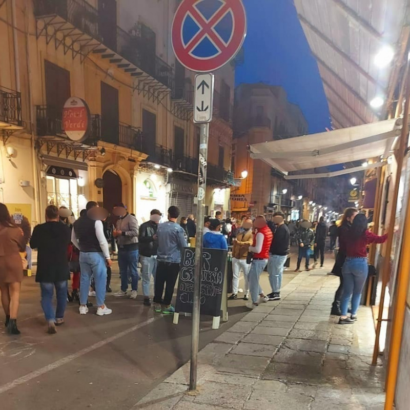 Molta gente in strada oggi pomeriggio a Palermo