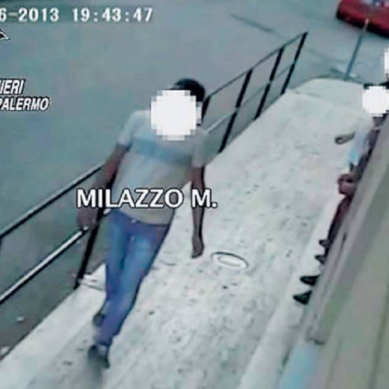 Massimiliano Milazzo mentre esce da un bar, nel video che incastra i suoi assassini