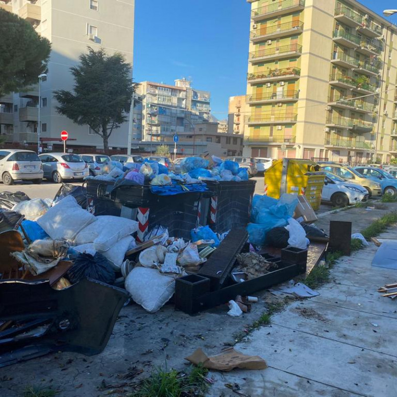 Rifiuti nella zona di via Oreto a Palermo durante l'ultima emergenza a fine 2020