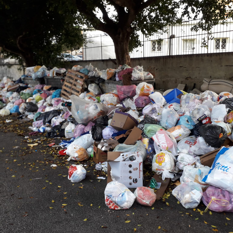 Una discarica di rifiuti in via Jung a Palermo