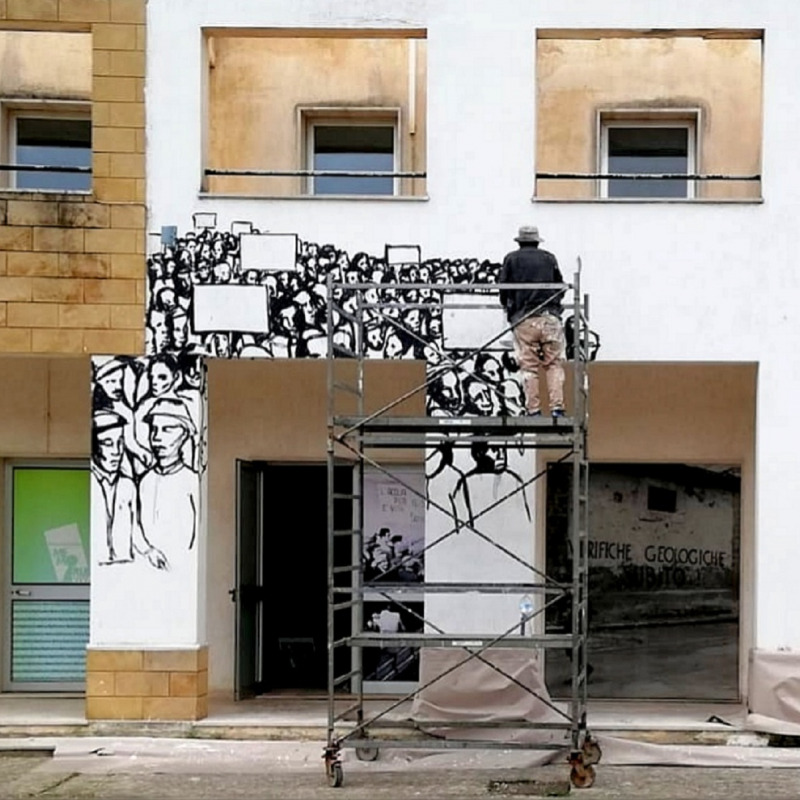 Lo street artist del Collettivo Fx all'opera nel corso del workshop in corso a Gibellina