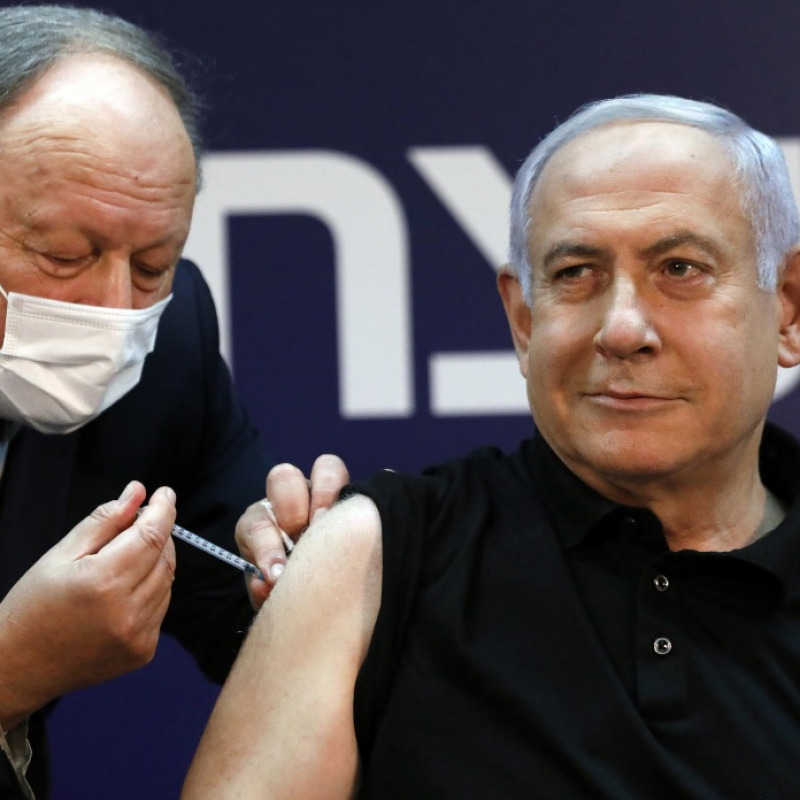 Il premier israeliano Benyamin Netanyahu riceve il vaccino in diretta tv