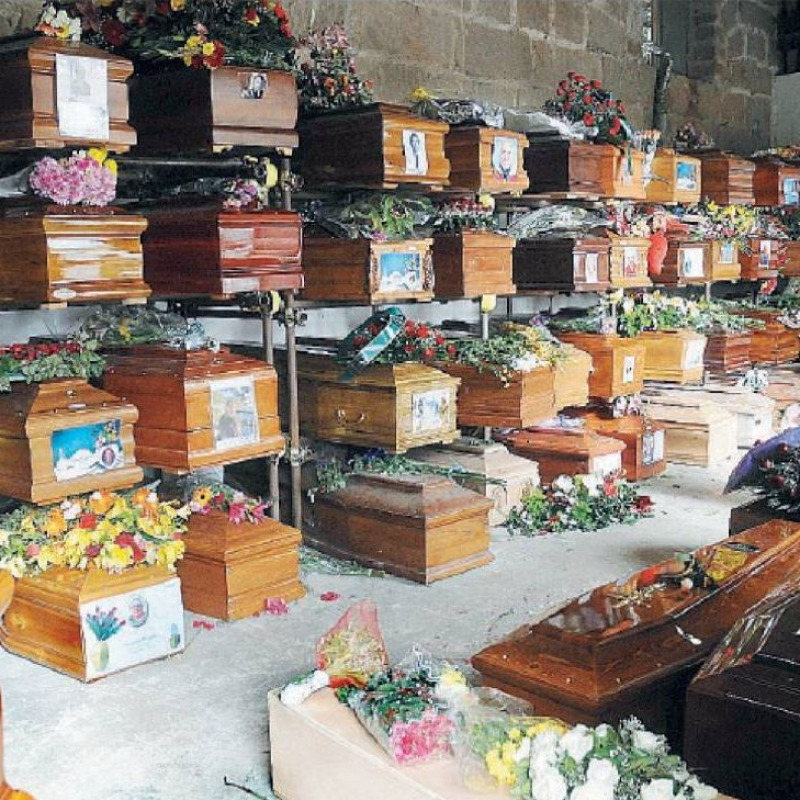 Le bare da seppellire al cimitero dei Rotoli: immagine simbolo dei problemi da risolvere a Palermo