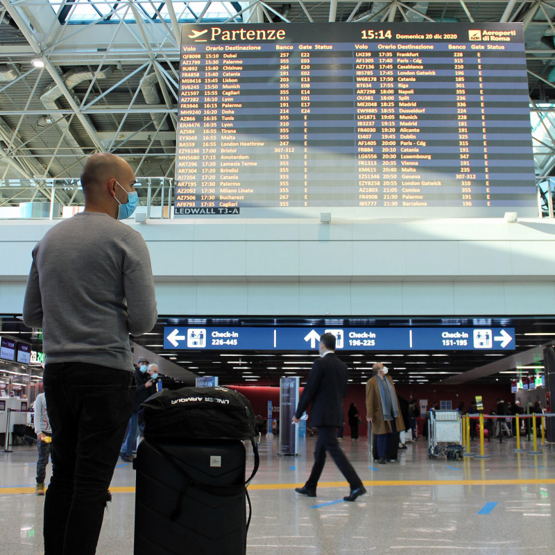 L'aeroporto di Fiumicino, il governo ha sospeso gli arrivi dal Regno Unito