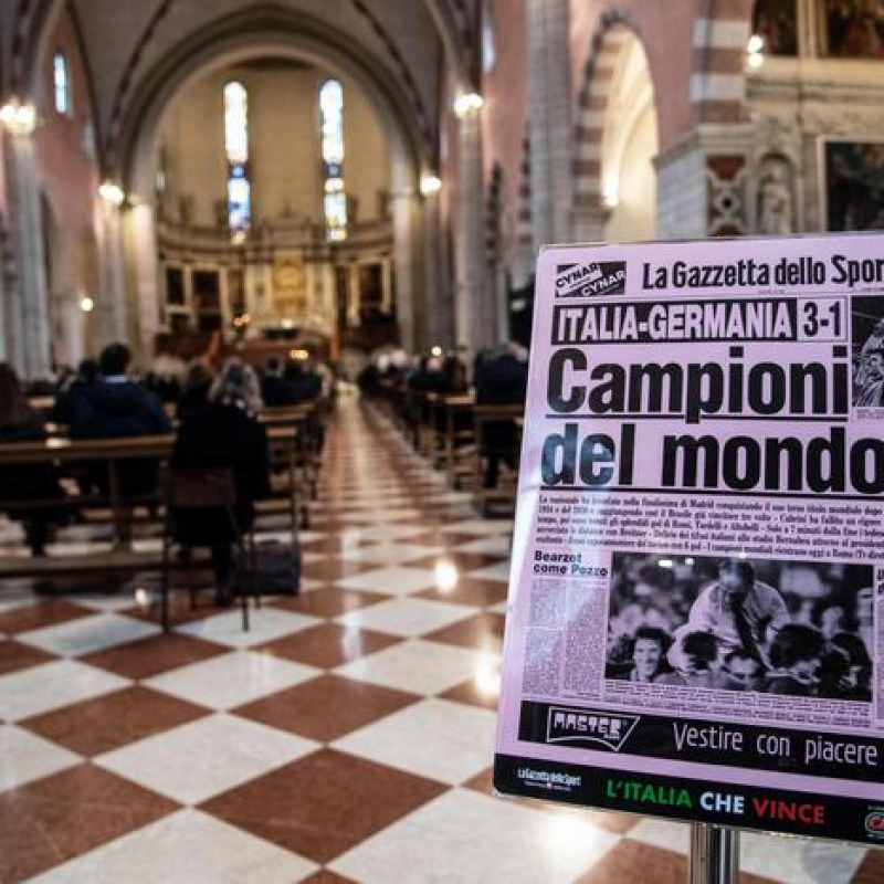 L'interno del Duomo durante i funerali di Paolo Rossi
