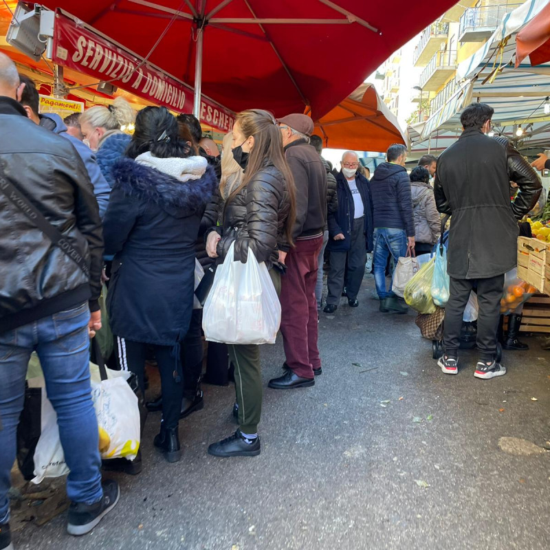 Gente in fila al mercato di Ballarò il 24 dicembre