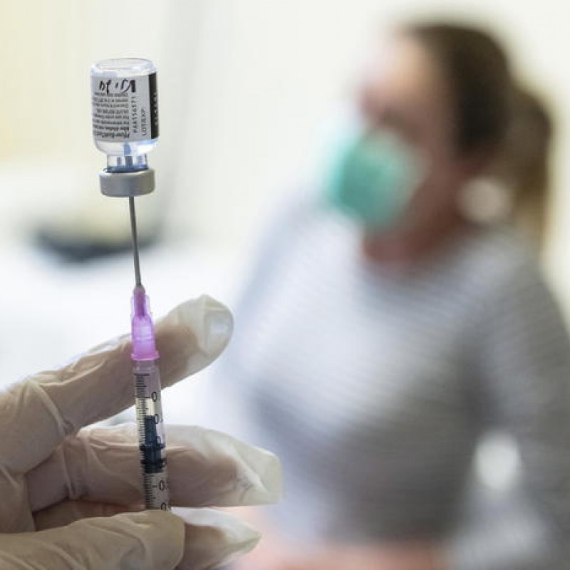 Un'infermiera prepara una dose del vaccino Pfizer