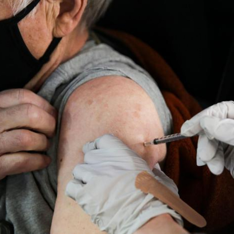 Un uomo riceve il vaccino anti Covid