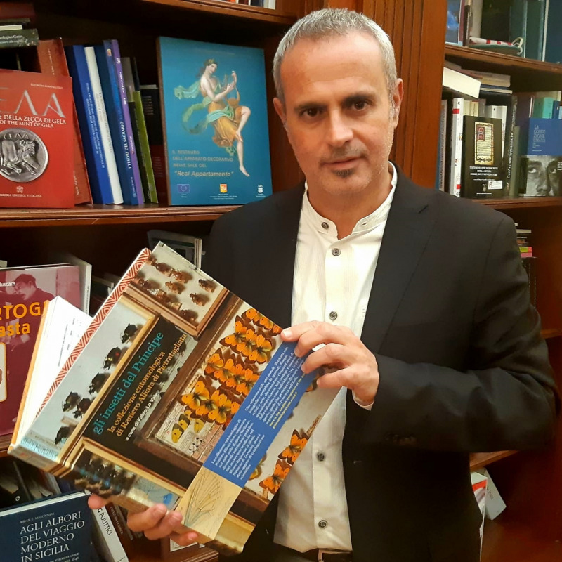 L'assessore Alberto Samonà con una copia de "Gli insetti del Principe"