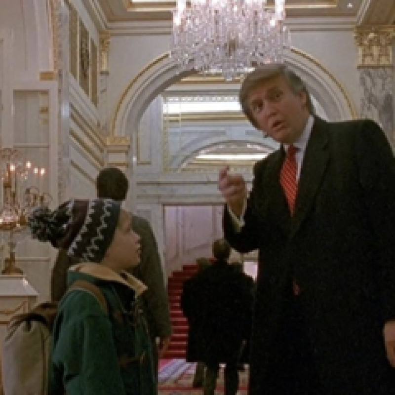 La scena del film "Mamma ho riperso l'aereo" in cui c'è Donald Trump