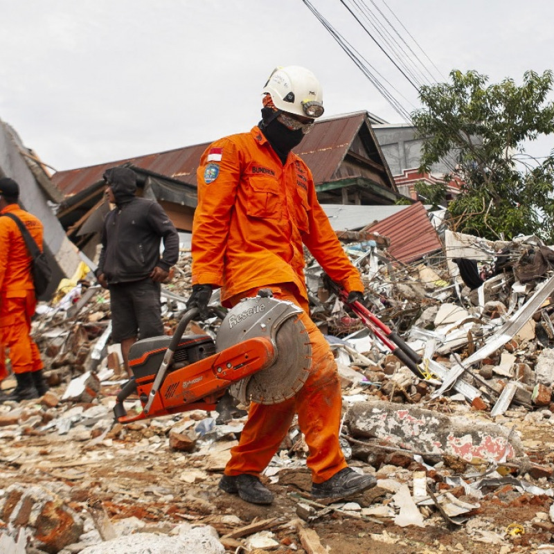Terremoto in Indonesia, si cerca tra le macerie