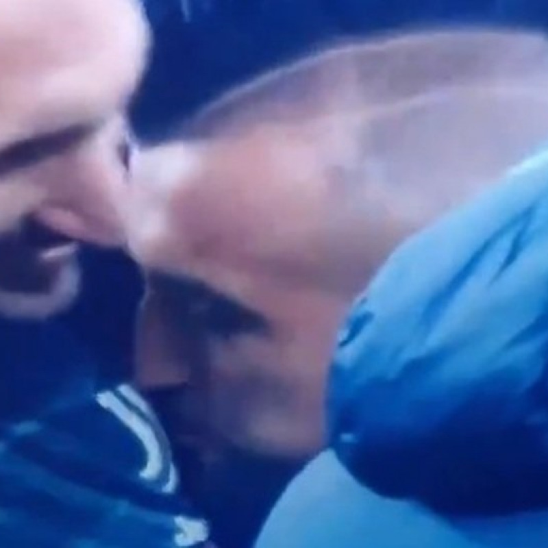Vidal bacia lo stemma della Juventus