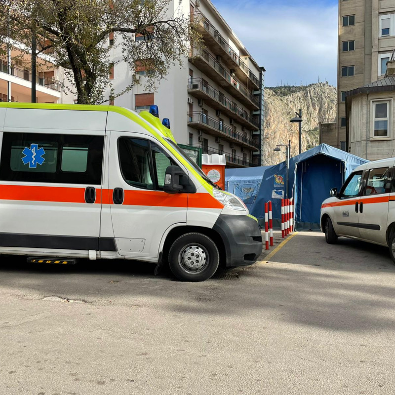 Ambulanze in attesa a Villa Sofia a Palermo