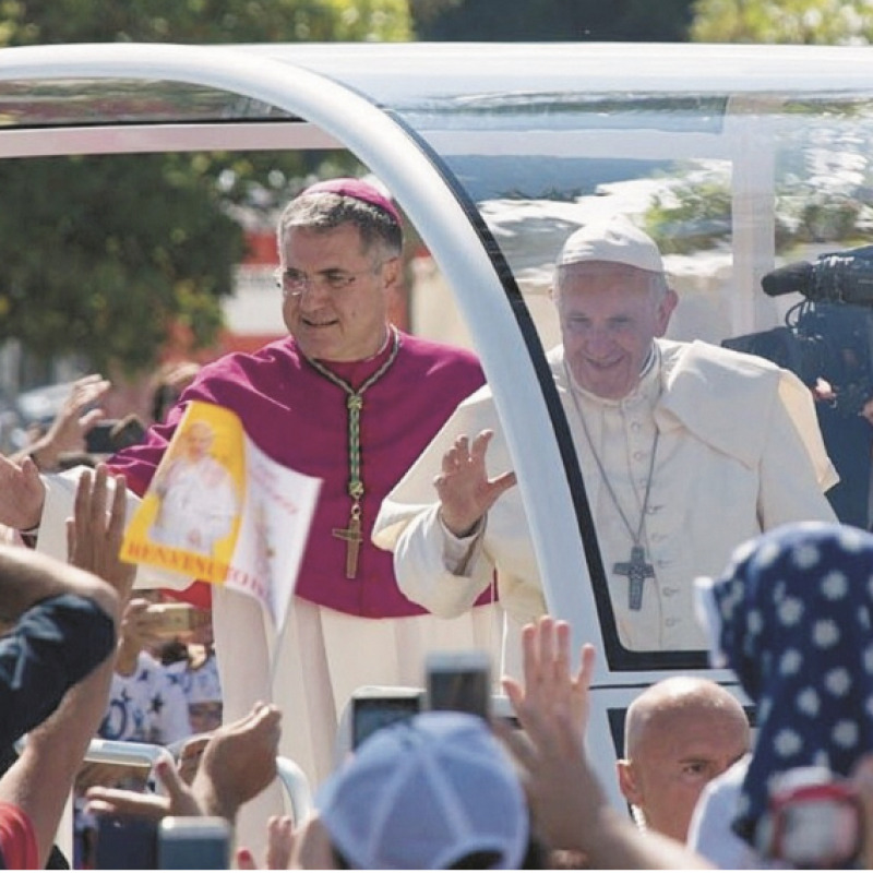 L’arcivescovo Corrado Lorefice sulla papamobile con il pontefice durante la visita di Francesco in Sicilia