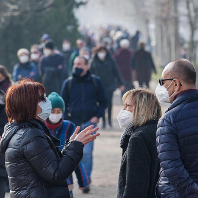 Gente a passeggio in un parco a Torino, archivio