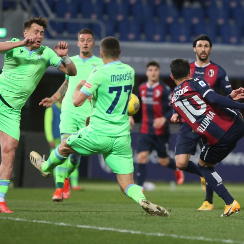 Nicola Sansone segna il 2-0 del Bologna contro la Lazio