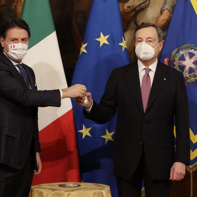 Il tradizionale passaggio della campanella fra Giuseppe Conte e Mario Draghi