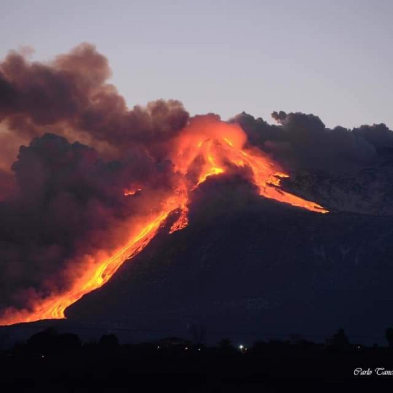 Etna in eruzione (foto Carlo Tancredi Pafumi)