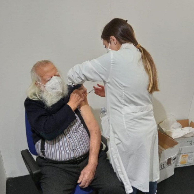 Vincenzo Agostino si sottopone alla vaccinazione nell'hub della Fiera del Mediterraneo (foto Italpress)
