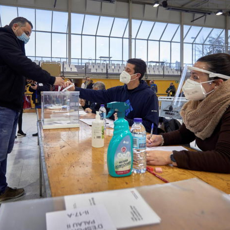 epa09011399 People vote at a poll station set in a sports pavillion in Girona, Catalonia, Spain, 14 February 2021, during the Catalonian regional elections. EPA/David Borrat