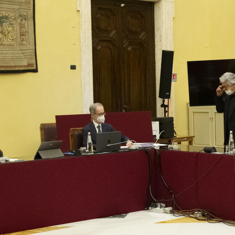 La delegazione M5s guidata da Beppe Grillo durante le consultazioni con Mario Draghi