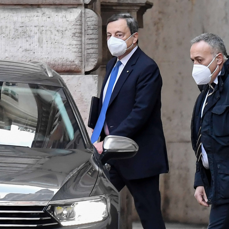 Mario Draghi all'uscita da Montecitorio