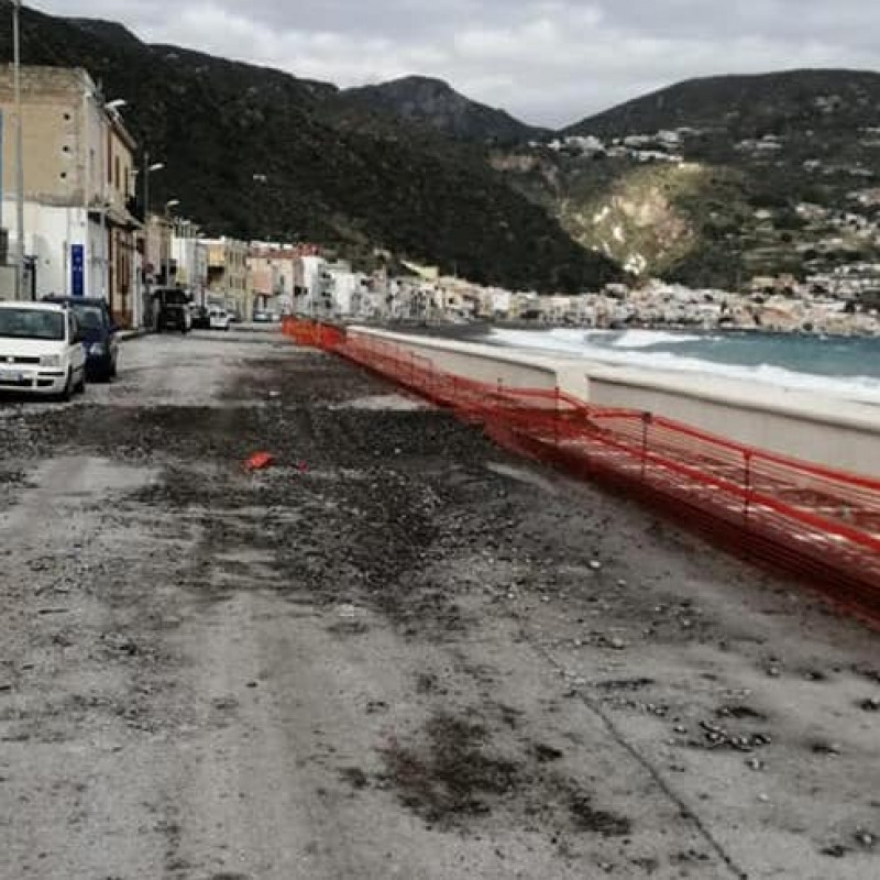 Strada danneggiata dalle mareggiate a Lipari (Foto di Bartolino Leone)