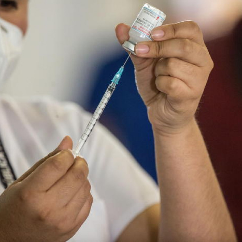 Un'infermiera prepara un vaccino