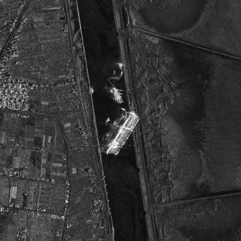 La portacontainer Ever Given bloccata nel canale di Suez e circondata da rimorchiatori, fotografata il 25 marzo dai satelliti Cosmo SkyMed (fonte: ©ASI processed and distributed by e-GEOS (JV tra Leonardo-Telespazio e ASI)