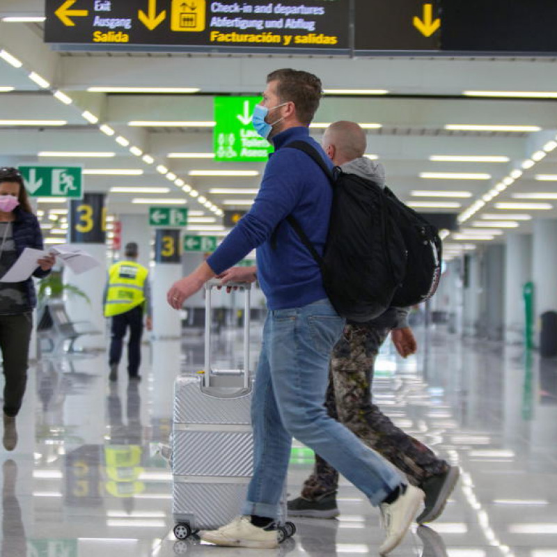 Persone in aeroporto in una foto d'archivio